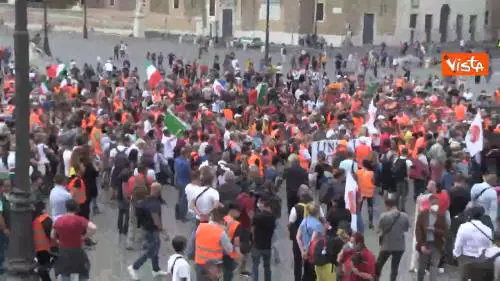 I Gilet arancioni in Piazza del Popolo tra assembramenti e poche mascherine