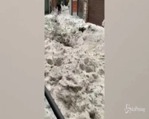 Violenta grandinata nella bergamasca: la coltre bianca sulle strade