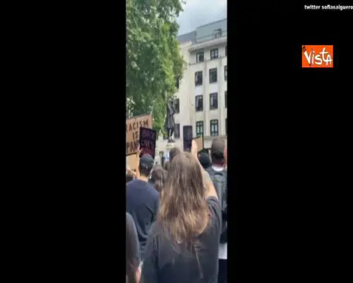 I manifestanti BlackLivesMatter abbattono la statua di Colston a Bristol