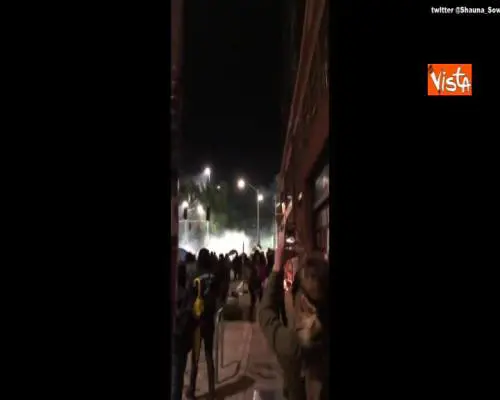Petardi e lancio di fumogeni, alta tensione a Seattle