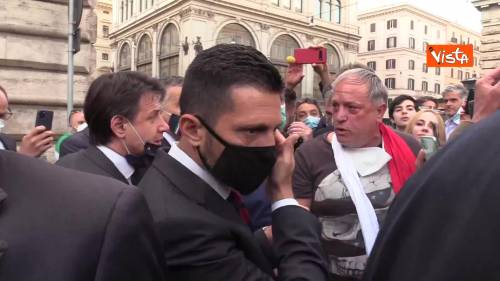  Conte si avvicina a gruppo di curiosi fuori Palazzo Chigi per confrontarsi con un contestatore 