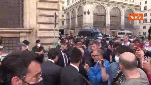 Conte rientra a Palazzo Chigi dopo aver salutato i curiosi, c’è chi lo incoraggia e chi lo contesta