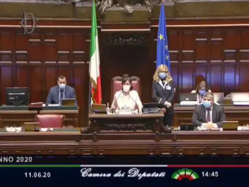 Mara Carfagna riprende Sgarbi durante l'intervento di Lupi