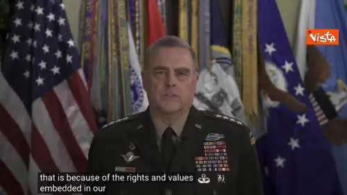 Il capo delle Forze Armate USA Mark Milley si scusa per la foto con Trump