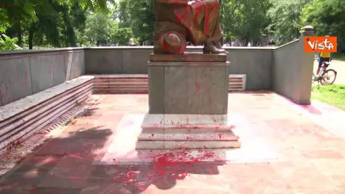 La statua di Indro Montanelli a Milano nuovamente imbrattata