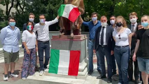 Forza Italia porta il tricolore sulla statua di Indro Montanelli