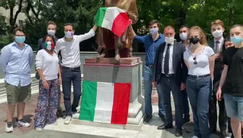Forza Italia porta il tricolore sulla statua di Indro Montanelli