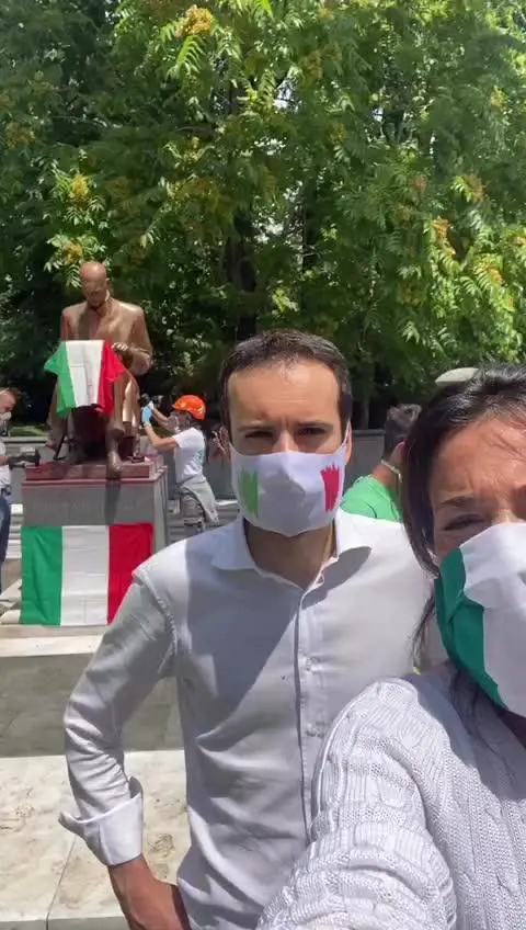 Forza Italia rende omaggio a Indro Montanelli: il tricolore ai piedi della statua