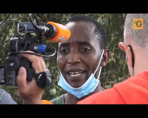 Il sindacalista ivoriano si incatena a Villa Pamphili: "Conte dia permessi ai migranti"