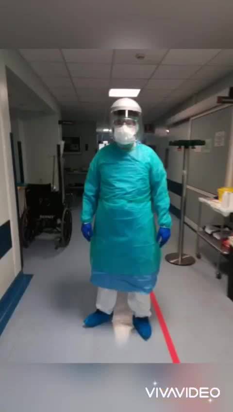 Il commovente video di medici e infermieri di un ospedale Covid-19