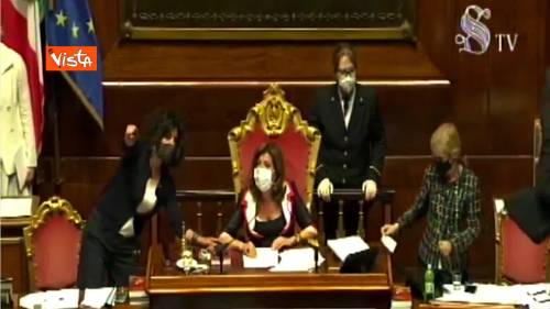 Elezioni, respinta proposta Calderoli per 3 voti, polemica su presenze in Aula, scoppia la bagarre