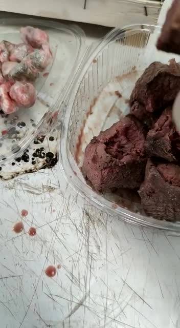 La polizia trova droga dentro un piatto di carne