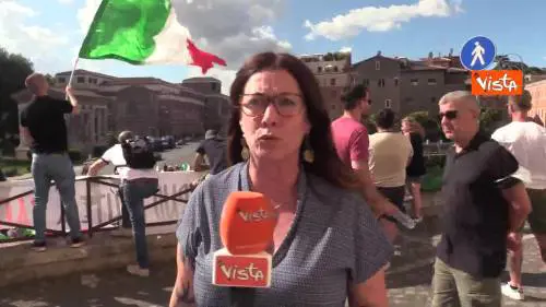 “Mascherine Tricolore” in piazza a Roma: “Vogliamo le dimissioni di Conte”