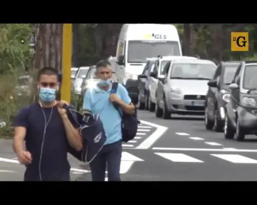 Le strisce pedonali sono irragiungibili: "Così per attraversare rischiamo la vita"