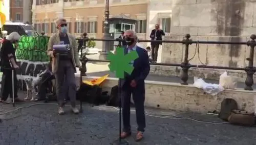 Manifestazione di parlamentari davanti a Montecitorio: "Legalizziamo droghe leggere"