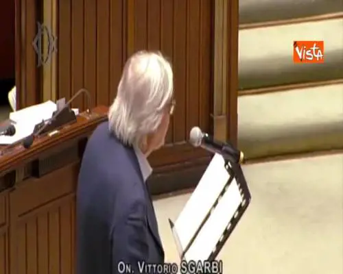 Dl carceri, Sgarbi attacca magistrati e deputate, espulso Aula