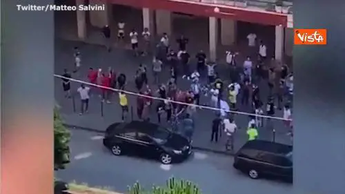 Mondragone, proteste e tensioni nella zona rossa, esercito in strada