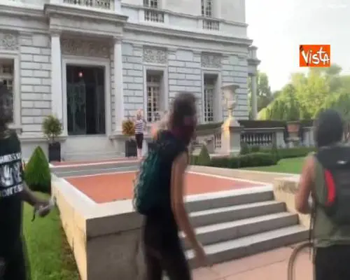 Black lives matter, marito e moglie puntano le armi contro manifestanti