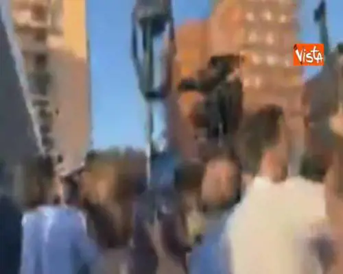 Proteste contro Salvini a Mondragone, tensione tra manifestanti e forze dell'ordine