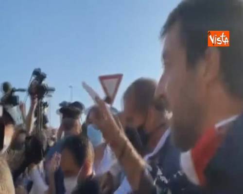 Salvini contro i contestatori: "Evidentemente preferiscono la camorra"