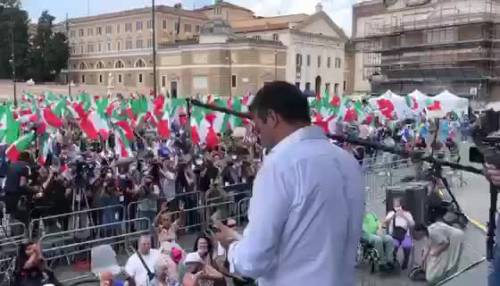 Salvini arriva alla manifestazione contro Conte
