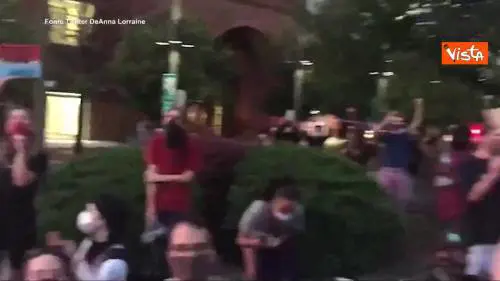 Black lives matter, statua di Colombo rovesciata dai manifestanti a Baltimora