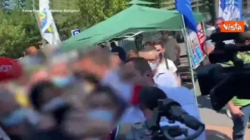 Salvini contestato a Milano dal figlio di Selvaggia Lucarelli