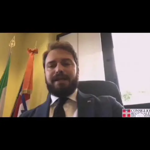 Agguato ai mezzi della polizia, la grillina delira sulla "militarizzazione del territorio"