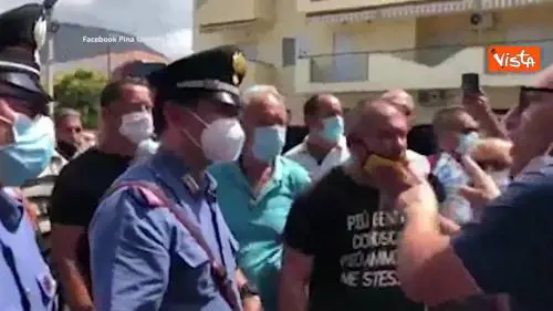 Residenti protestano ad Amantea Calabria per lo sbarco di 13 migranti positivi