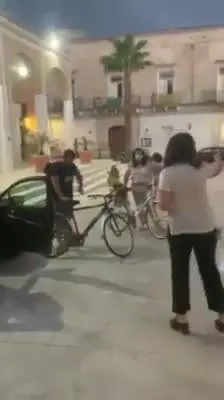 Preghiera contro la legge sull'omofobia: le proteste fuori dalla chiesa