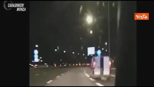 Inseguimento in tangenziale, ladri in fuga gettano la refurtiva per fermare i carabinieri