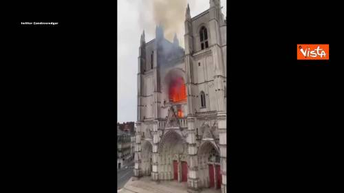 Le immagini delle fiamme nella cattedrale di Nantes