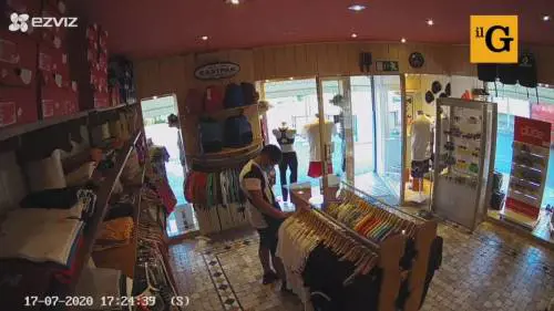 Il furto della maglietta nel negozio è live sulla telecamera