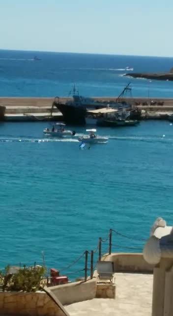 Lampedusa, attivista della Lega si tuffa in acqua per fermare i migranti