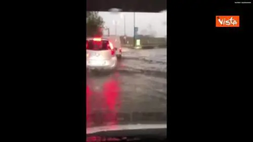 Bomba d'acqua a Milano, esonda il Seveso e si allargano le strade