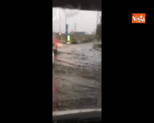 Maltempo a Milano, effetto geyser dai tombini