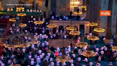 Primo venerdì di preghiera alla moschea di Santa Sofia a Istanbul, partecipa anche Erdogan