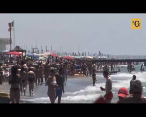 Ostia, ressa di abusivi in spiaggia: "Nessuno ha le mascherine"