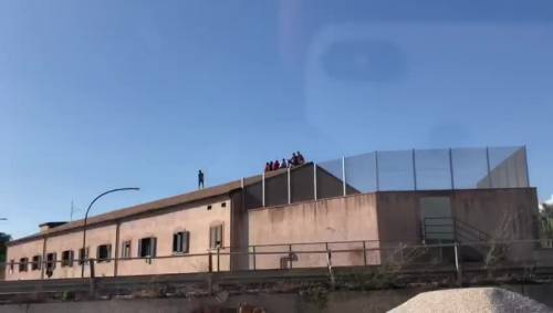 I migranti sul tetto dell'ex Villa Sikania