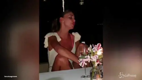 Abbronzatissima Belen canta per i fan