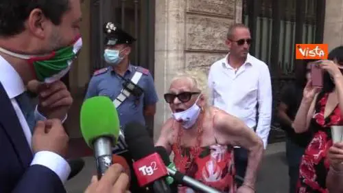 Signora parla con Salvini fuori dal Senato: “Assurdo che vada a processo", lui le fa il bacia mano