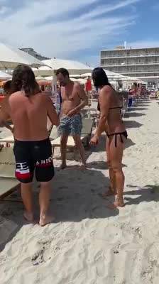 Scintille in spiaggia tra il vicesindaco Pd e Matteo Salvini