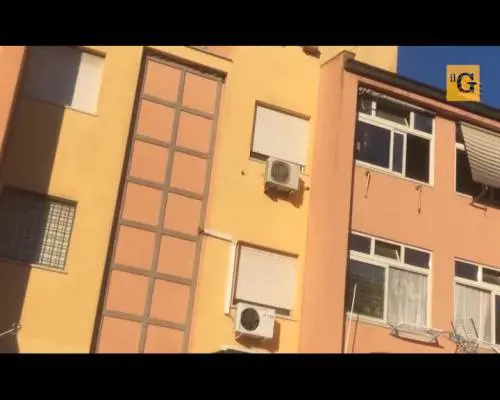La mano dei rom sugli alloggi popolari: "Se ti allontani ti occupano casa"