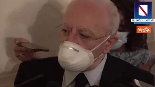 Covid, De Luca: "Valutiamo obbligo di fornire carta d'identità al ristorante"