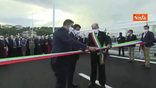 Il taglio del nastro del nuovo Ponte di Genova