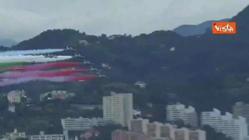 Le frecce tricolori volano nel cielo di Genova