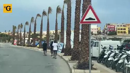 Lampedusa, migranti in giro come turisti