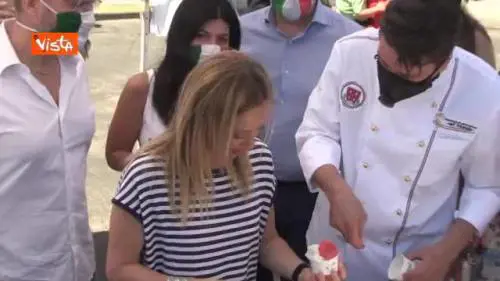 Meloni prepara e serve granite al gazebo di Fdi 