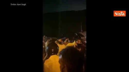 Aereo fuori pista si spezza in due in India, almeno tre vittime