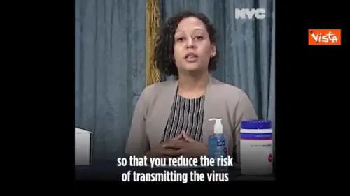 La città di New York distribuisce kit con gel disinfettante, mascherina, termometro e saturimetro